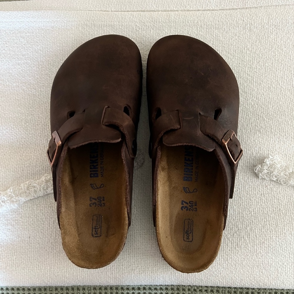 Brown Birkenstock oiled leather soft footbed Bostons (Size: 37/6.5 women)